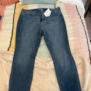 NWT! Good American good legs jeans with distressed back pockets
